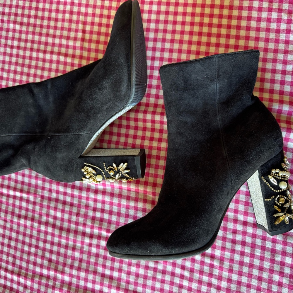 Elegant Black Suede Ankle Boots with Embellished Heels - Picture 5 of 8